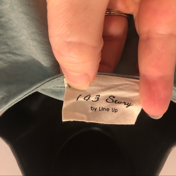 💖 NWOT wrap style top in a beautiful sage green! Size L - Picture 6 of 7